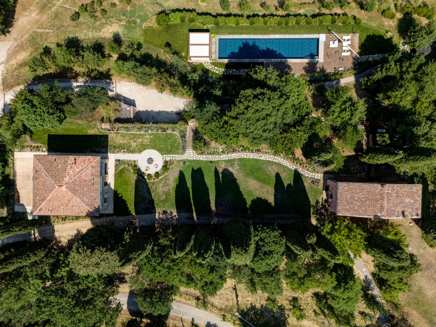 La proprietà dall'aria: casa, piscina e la foresteria tra gli alberi
