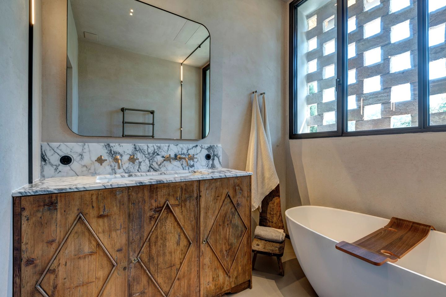 The mirror, the basin and the bath