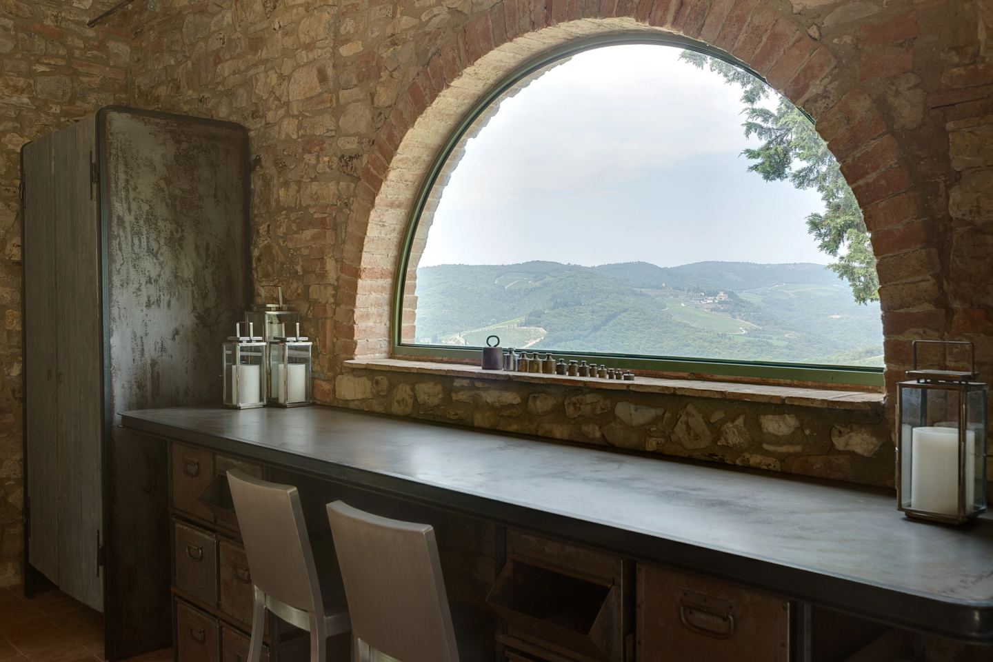 Barattoli sul piano, la valle inquadrata dall'arco