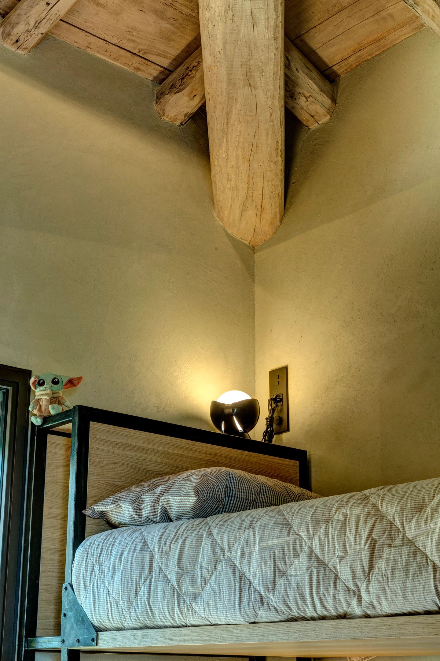 Il letto illuminato dalla lampada da lettura