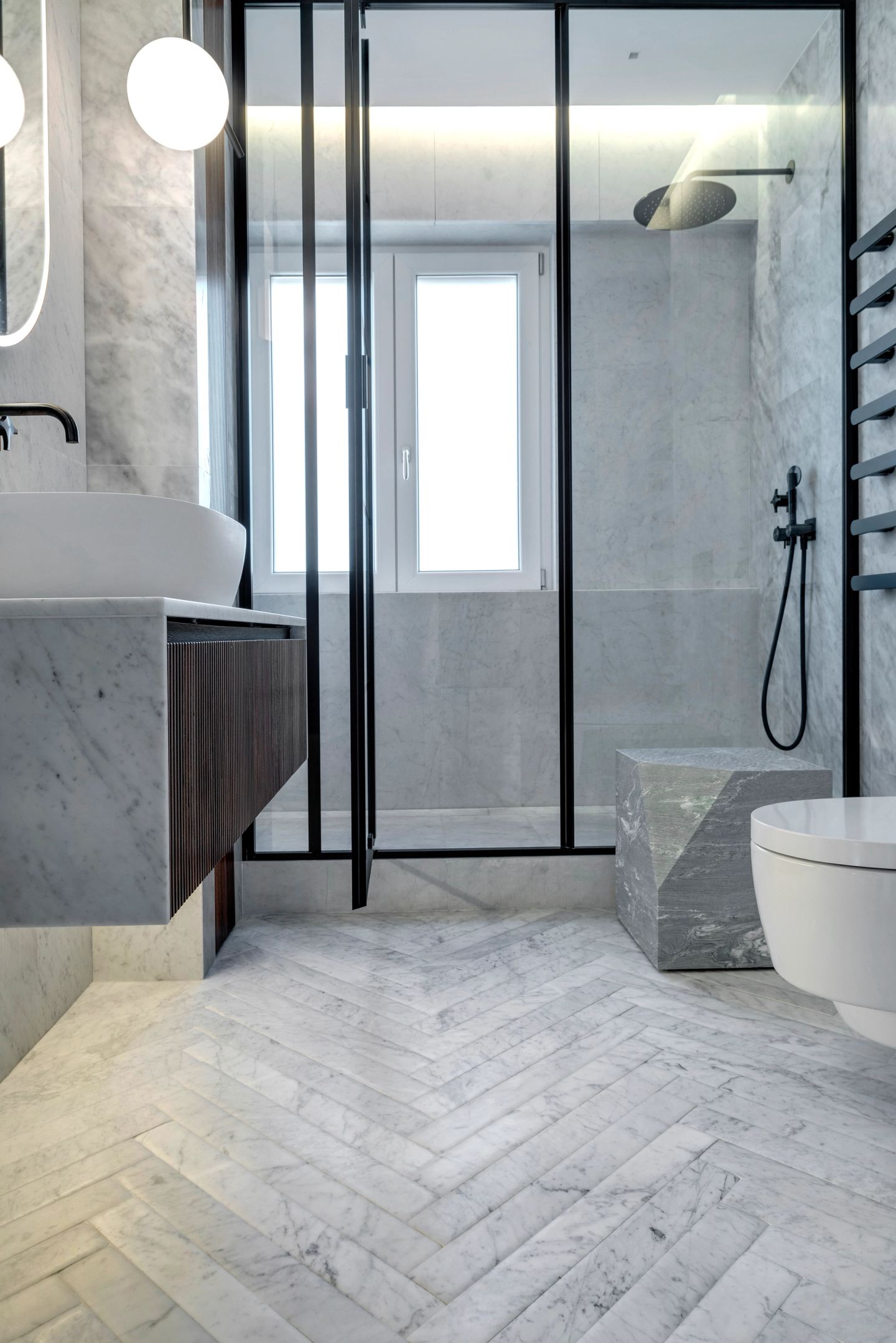 The bathroom seen from the bedroom door