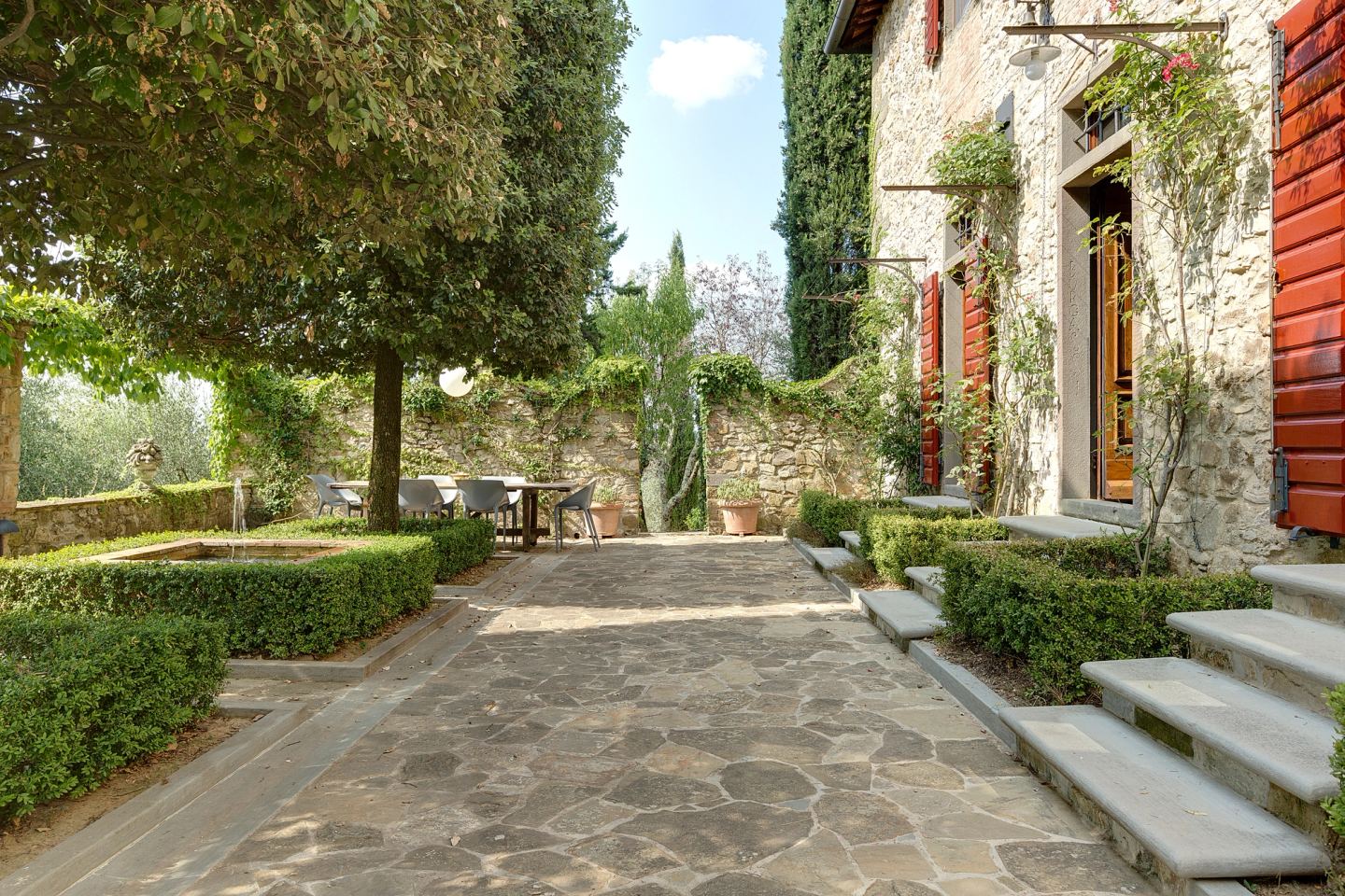 Il lastricato steso fino alla casa