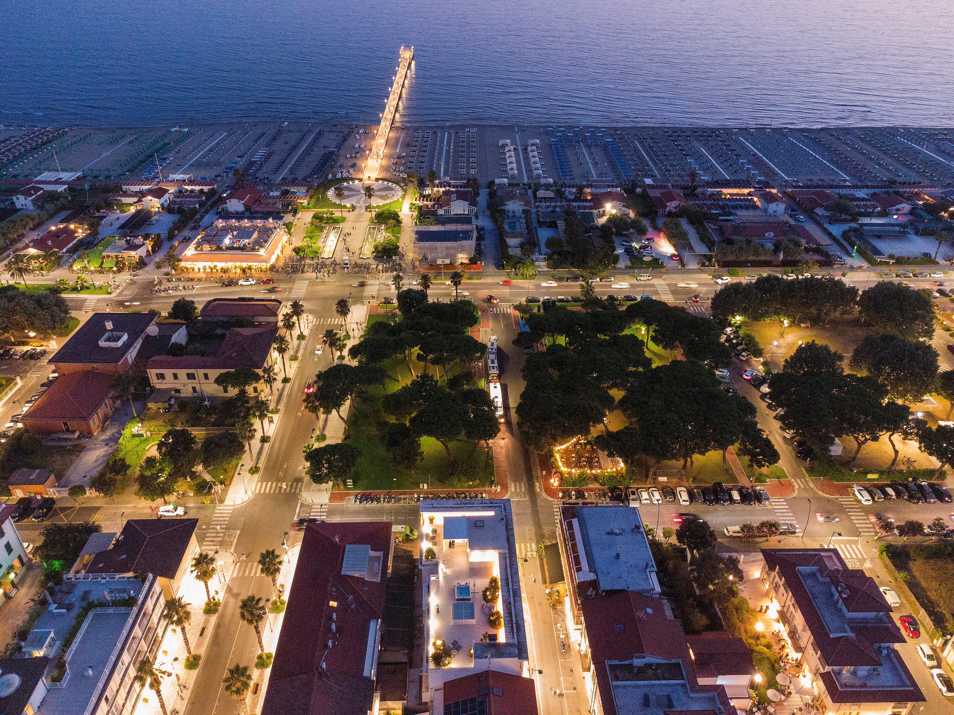 Il lungomare e il pontile di notte, dall'alto