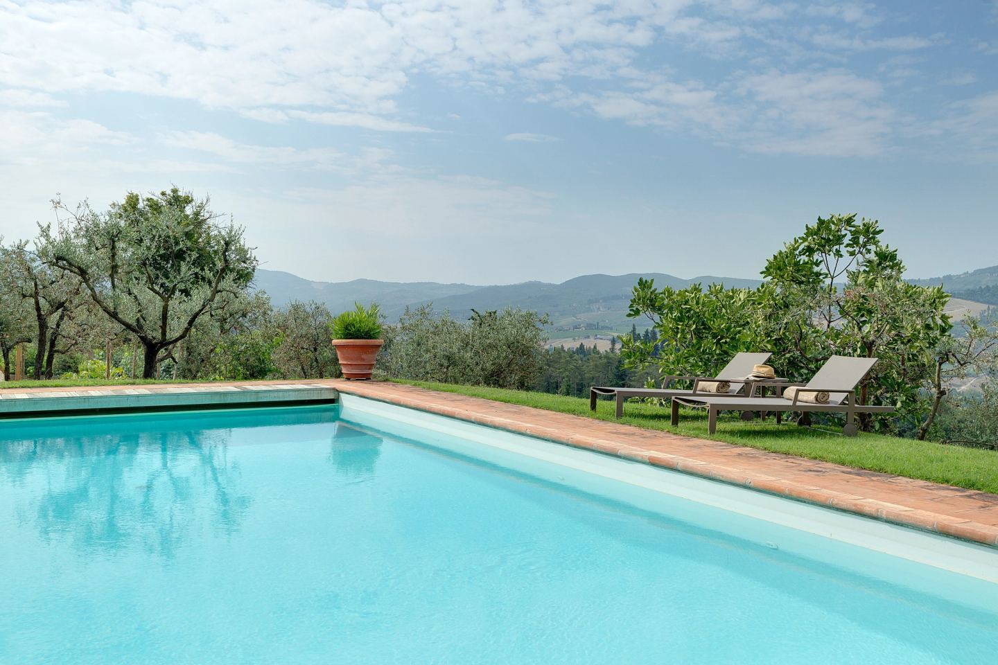 La piscina sospesa sopra gli olivi