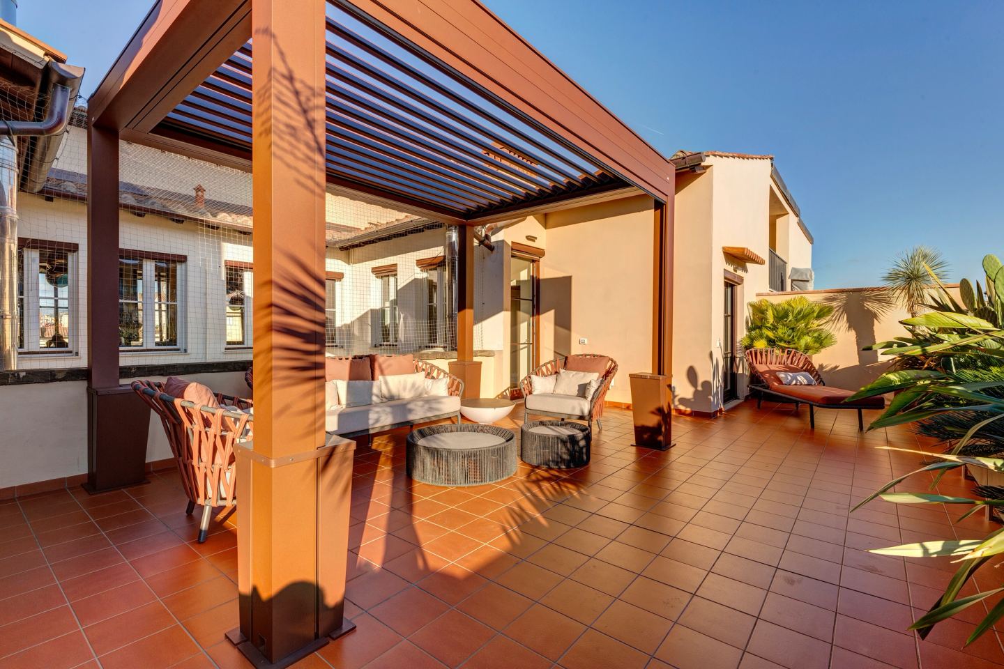 Il terrazzo dal fondo, pergola e sedute oltre
