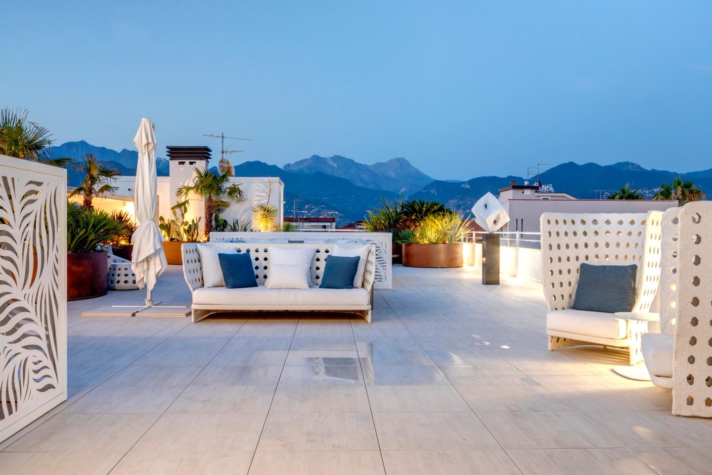 Daybed e ombrellone al tramonto