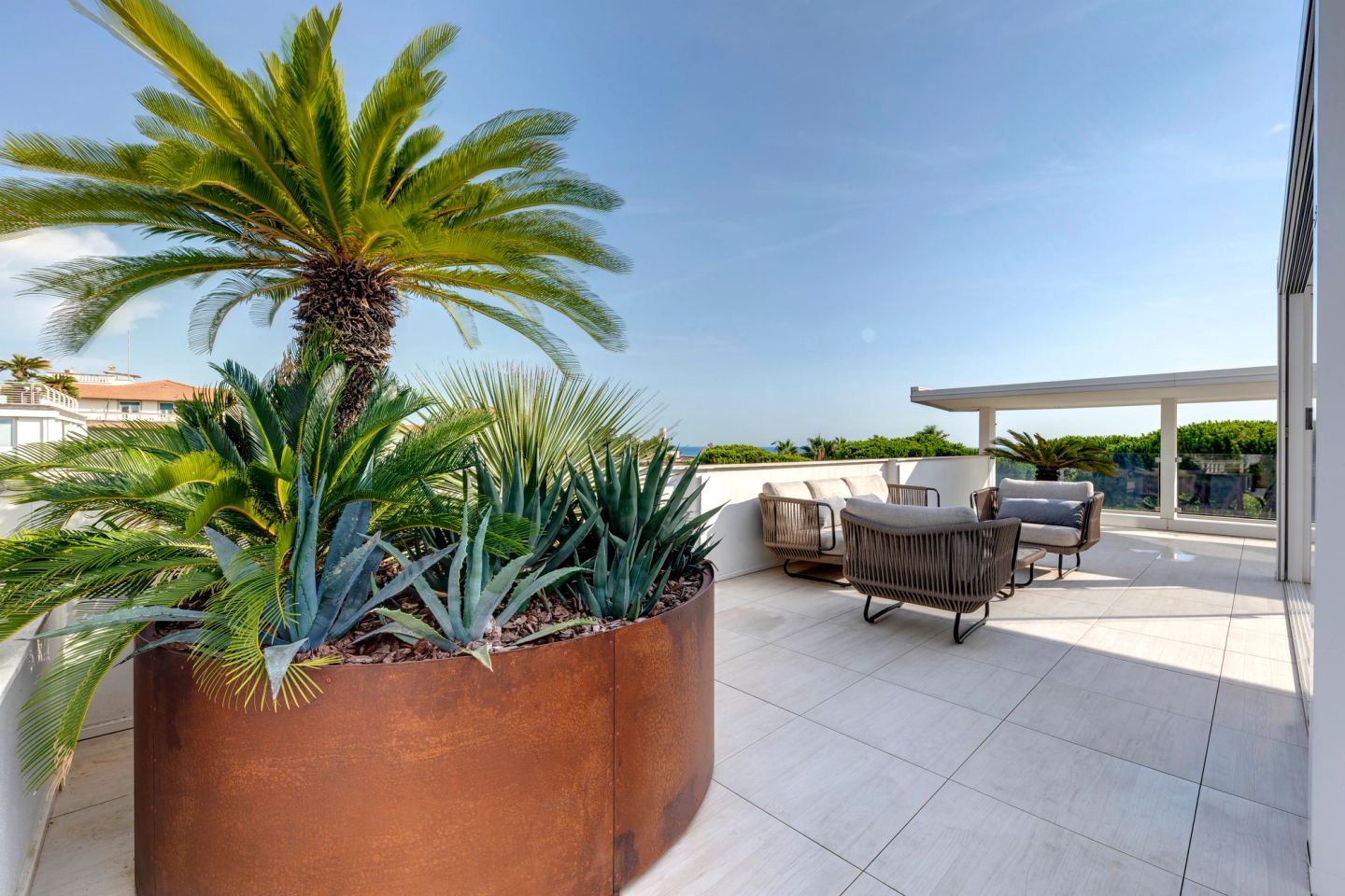 Cycas nel corten, la loggia alle spalle