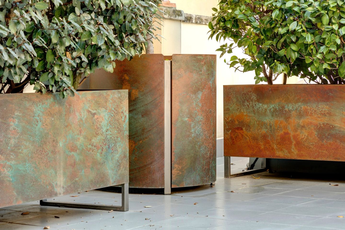 Da vicino, la patina del rame tra ruggine e verde