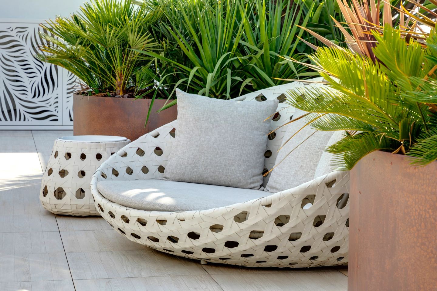 Daybed tondo forato con i cuscini