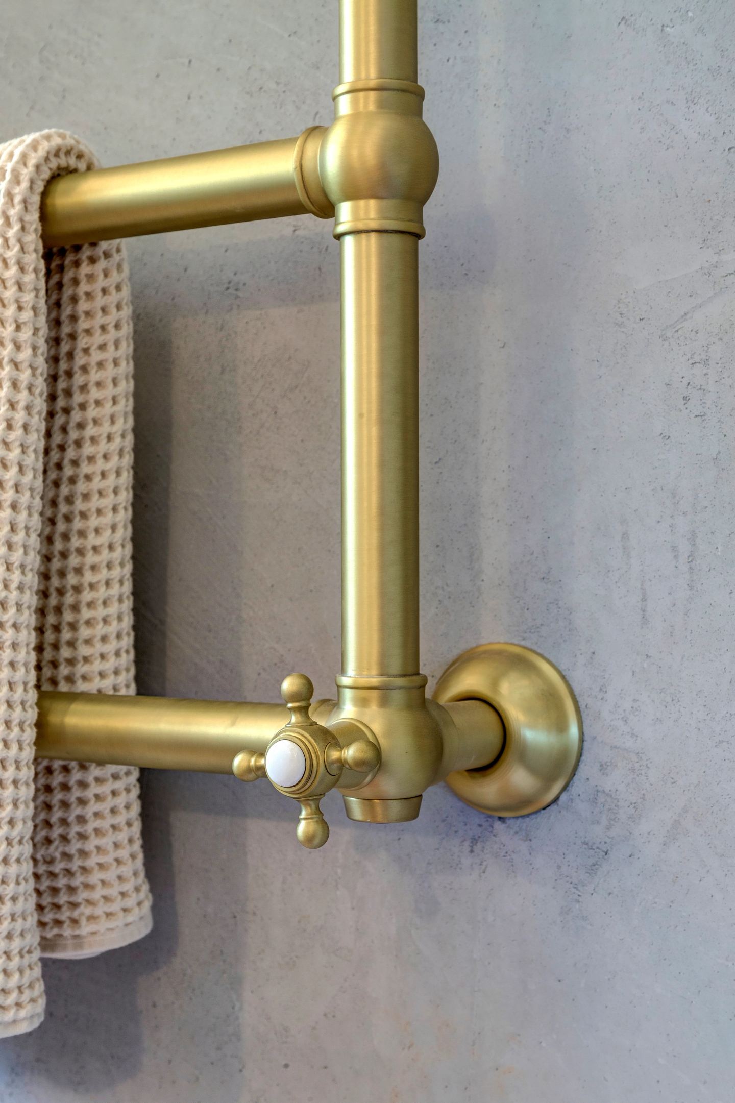 The brass riser and its lever