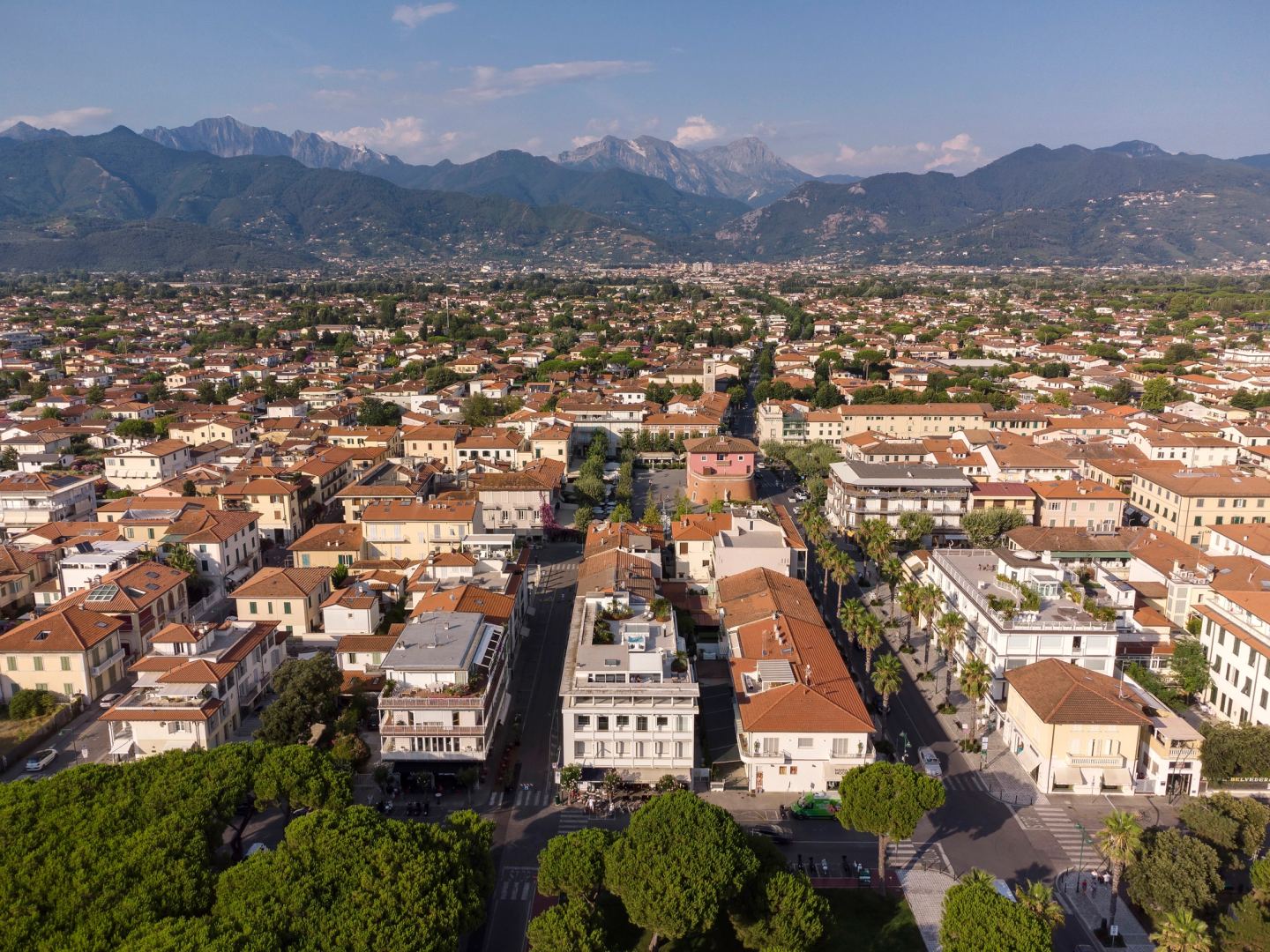 Forte dei Marmi and the Apuan Alps