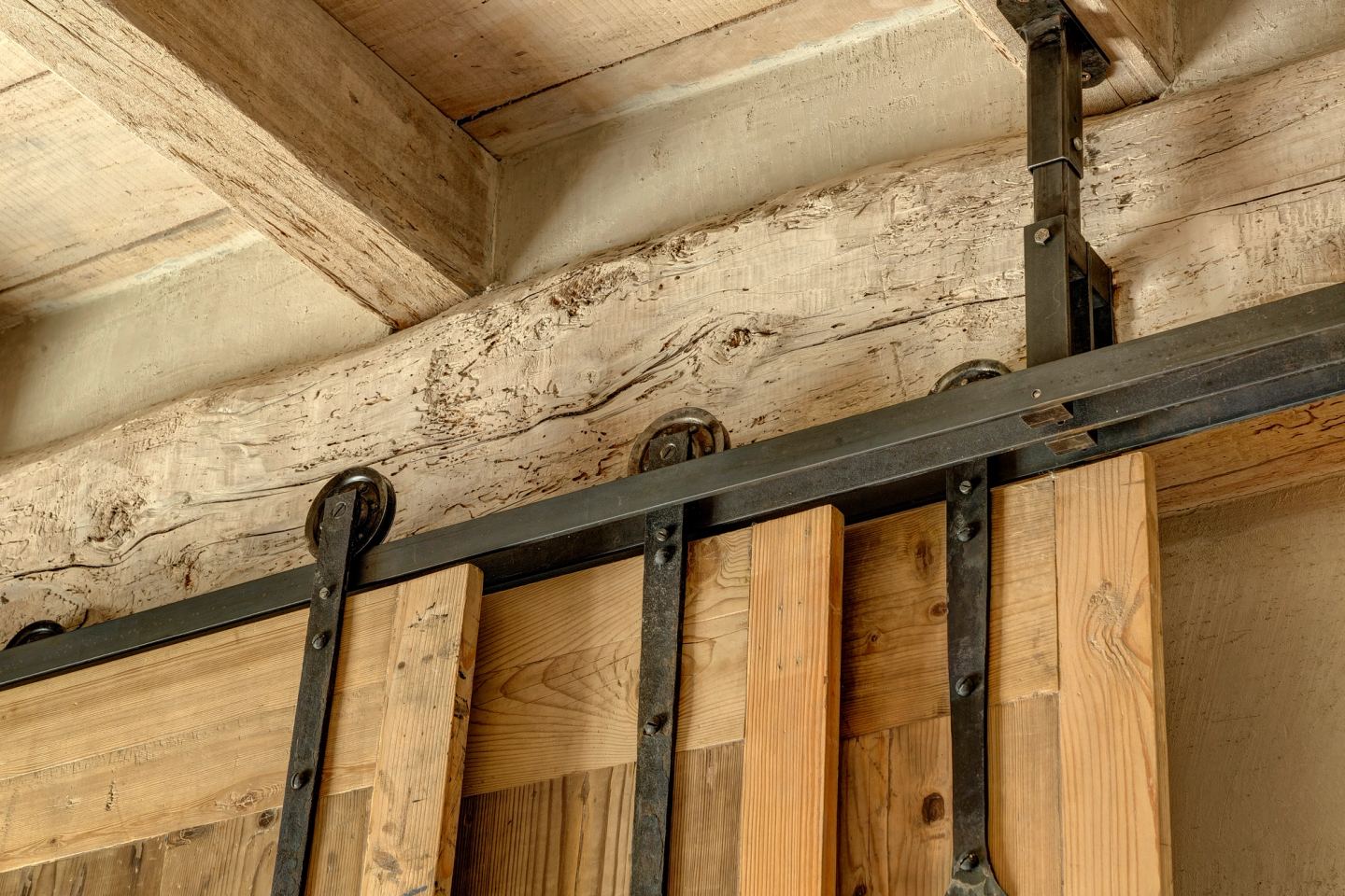 The sliding gear fixed against the beam