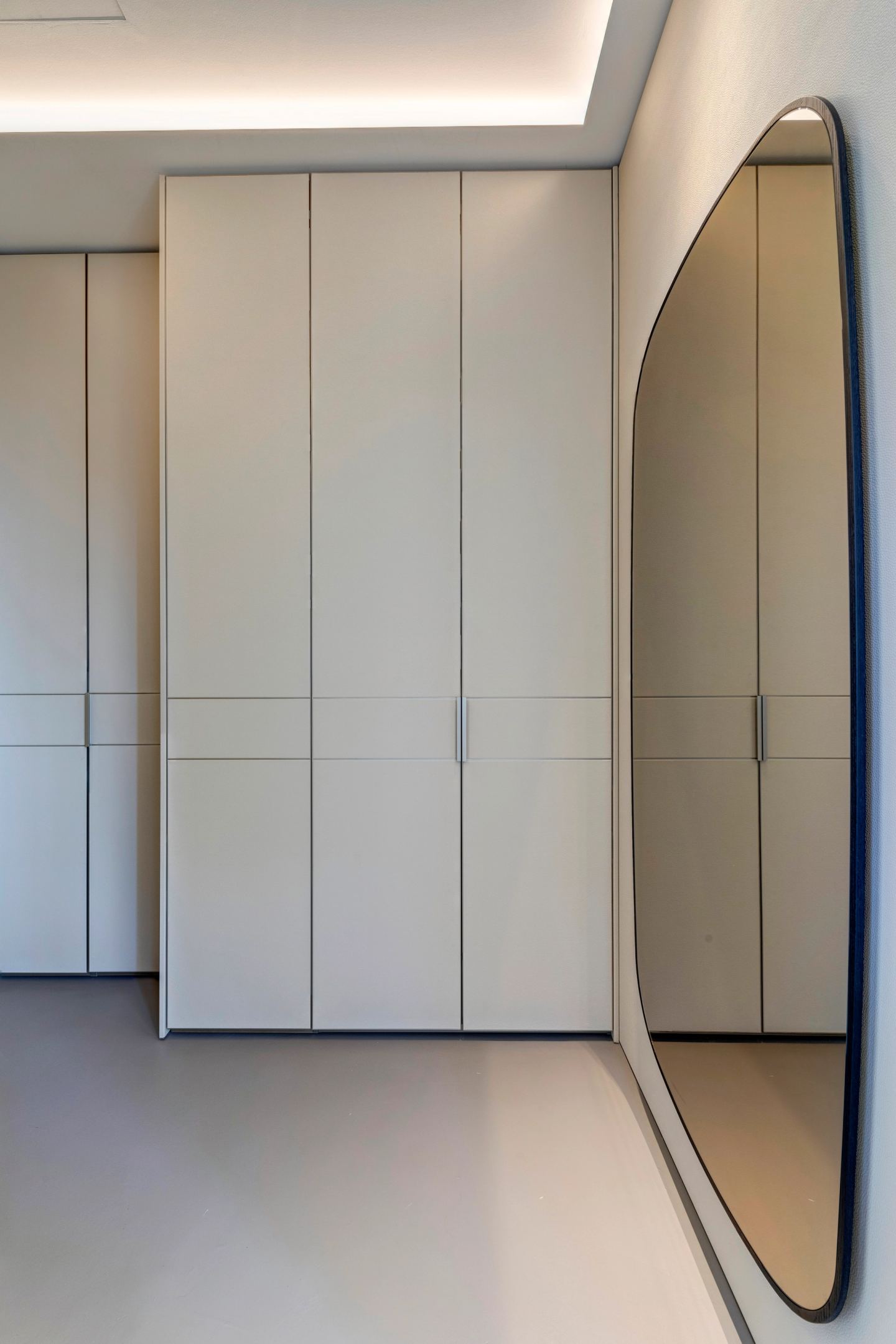 Wardrobe fronts and the tall oval mirror