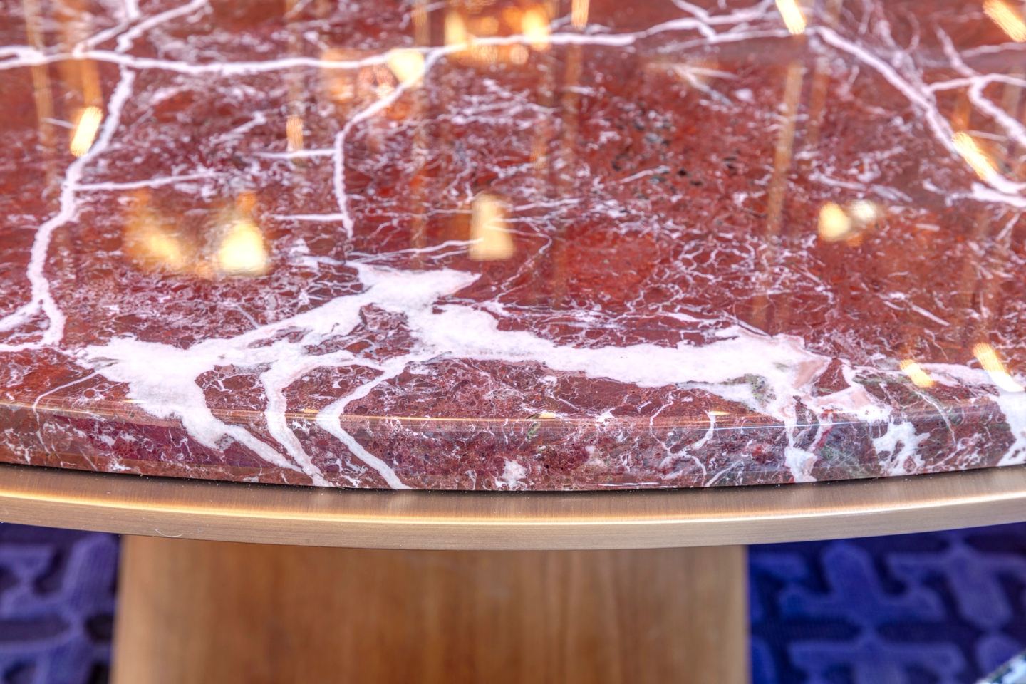 Il piano in marmo rosso, le venature bianche da vicino