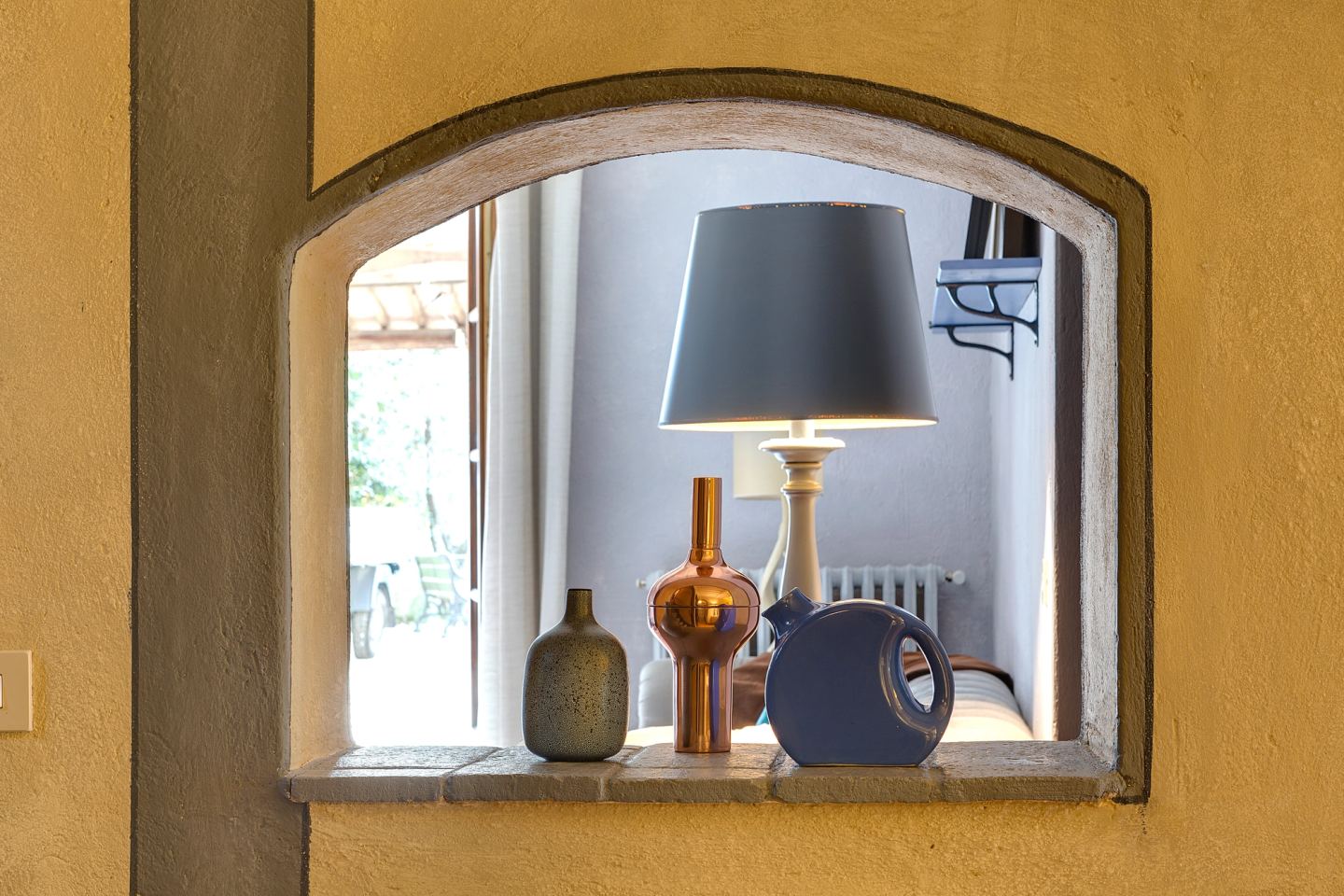 An internal window with its lamp and vessels