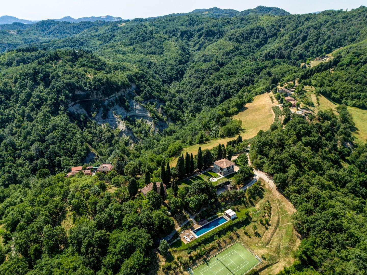 La proprietà raccolta nella valle boscosa