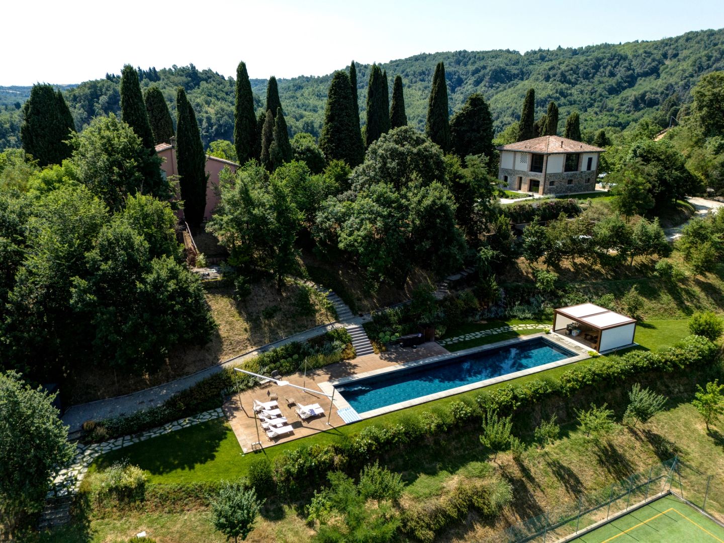 La piscina sul terrazzamento, la valle che scende