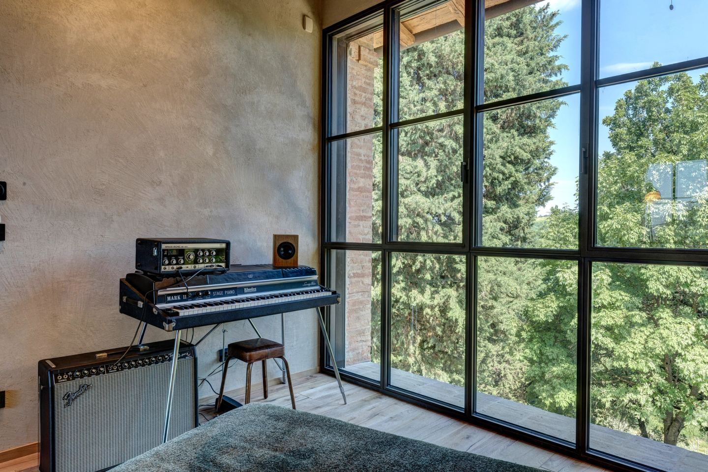 The keyboard and the amplifier