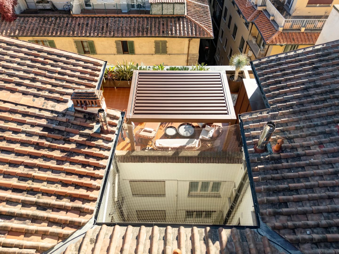 The pergola seen from above among the tiles
