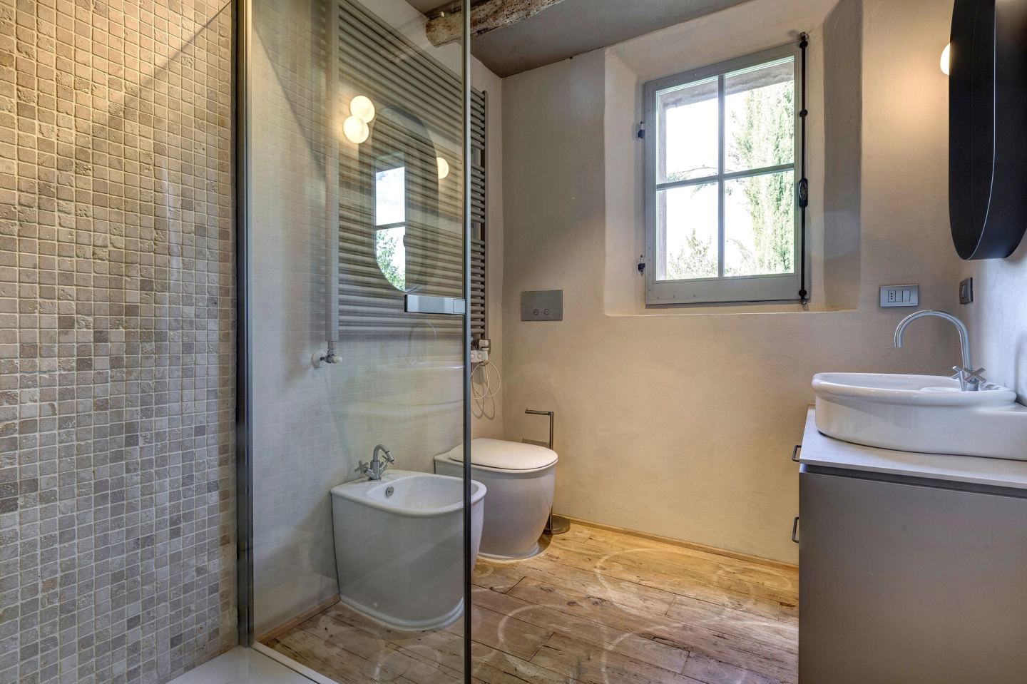 The mosaic shower and the window, wide