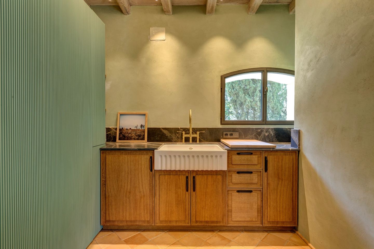 The sink and its drawers under the window