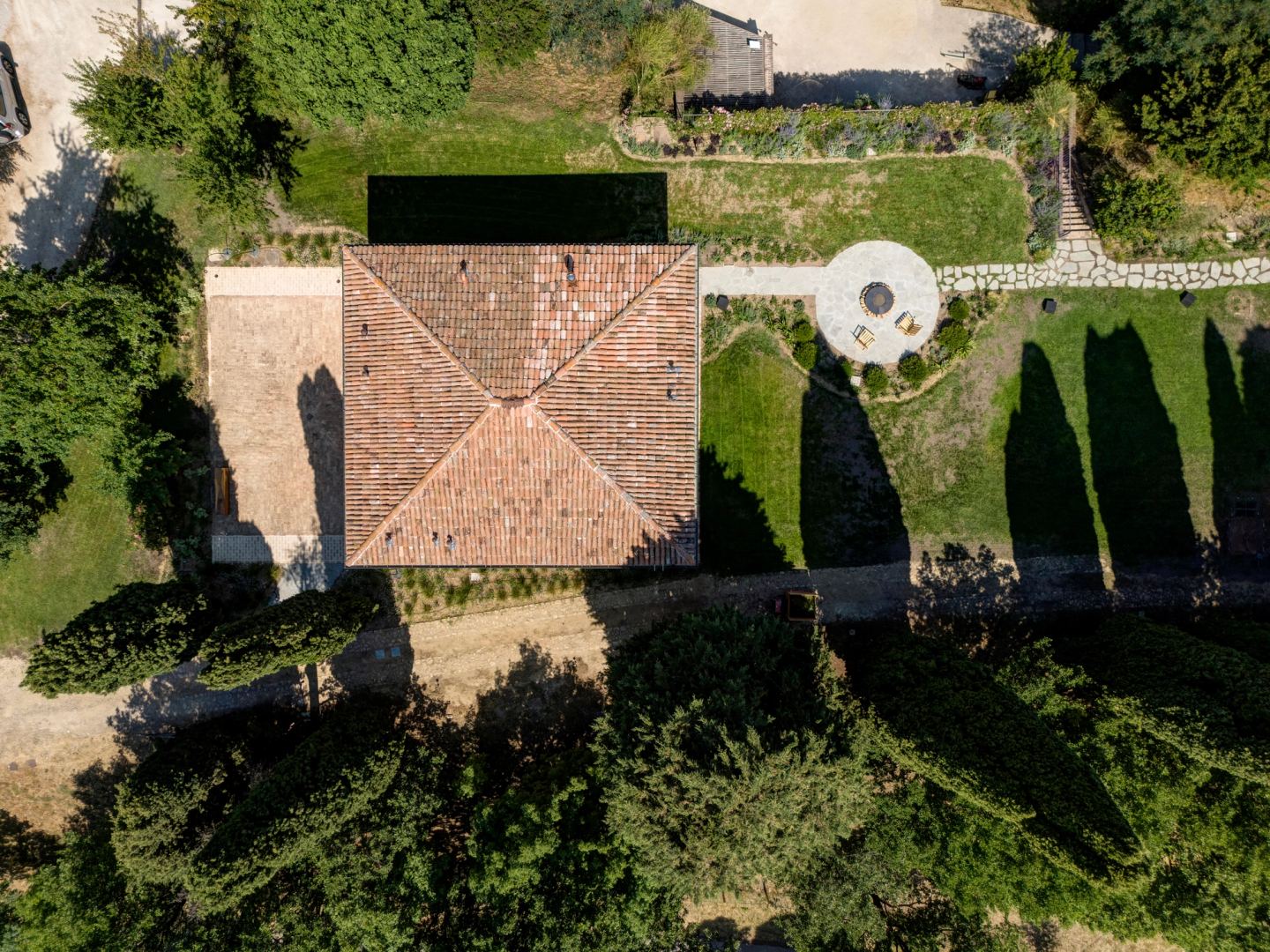 La casa dall'alto, il cerchio del fuoco sul prato