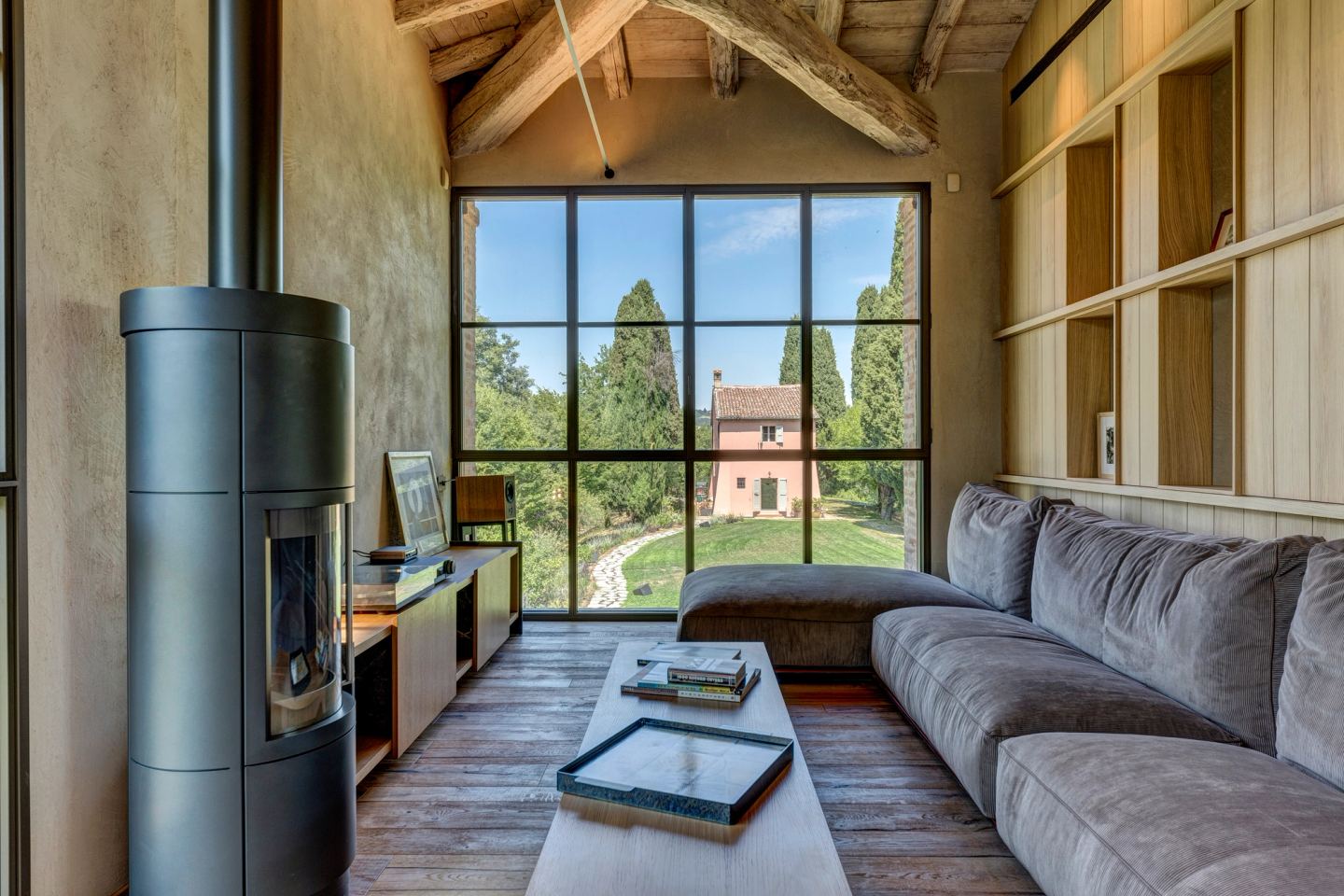 The stove and the windows onto the valley