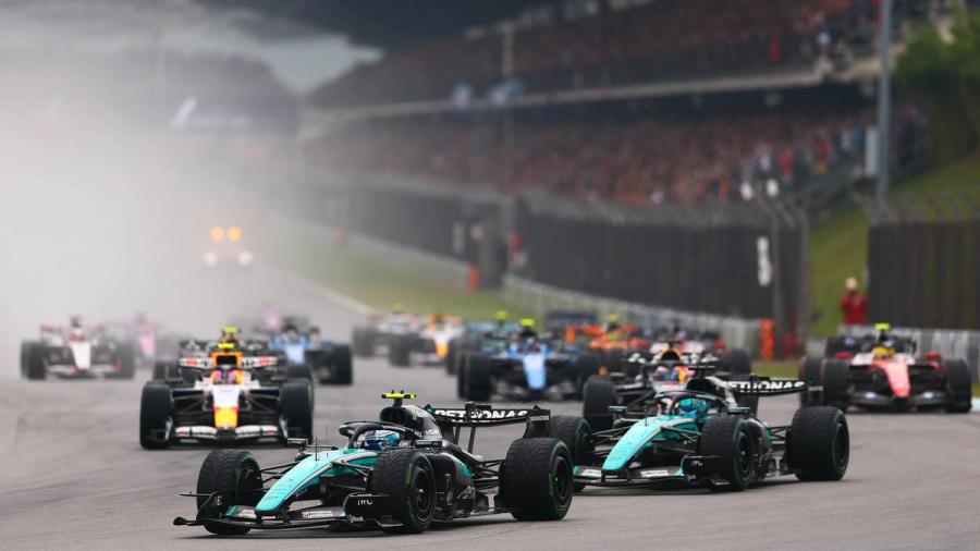 Verstappen gana en Sepang tras hora y media de espera, y los neumáticos de lluvia ni se asomaron