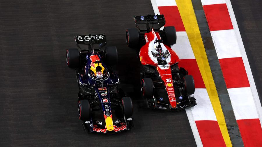 Verstappen firma el doblete en Singapur con la radio muerta y Hamilton pidiendo perdón
