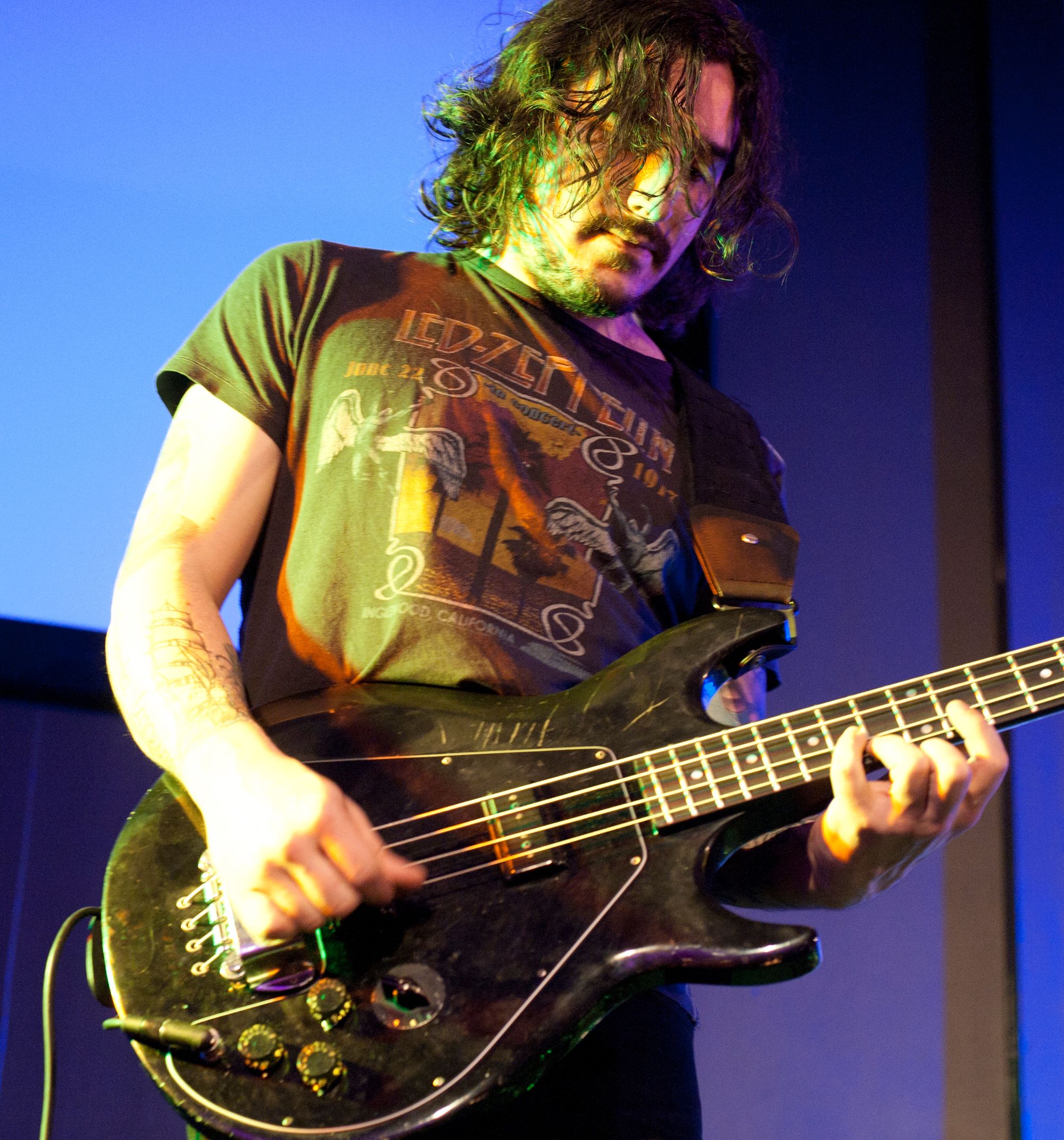 Person spiller gitar