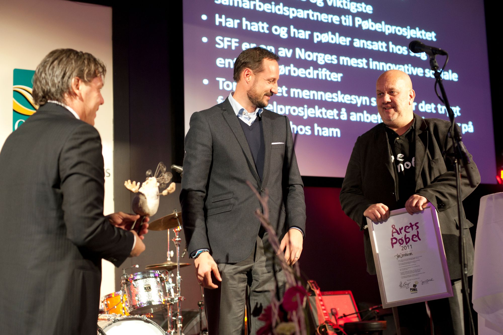 Kronprins Håkon under pøbelutdeling