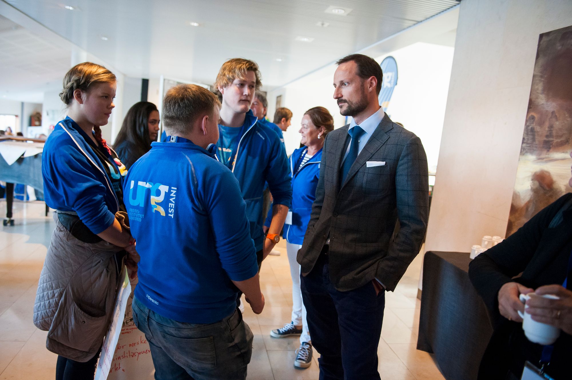 Kronprins Håkon snakker med Ung Invest