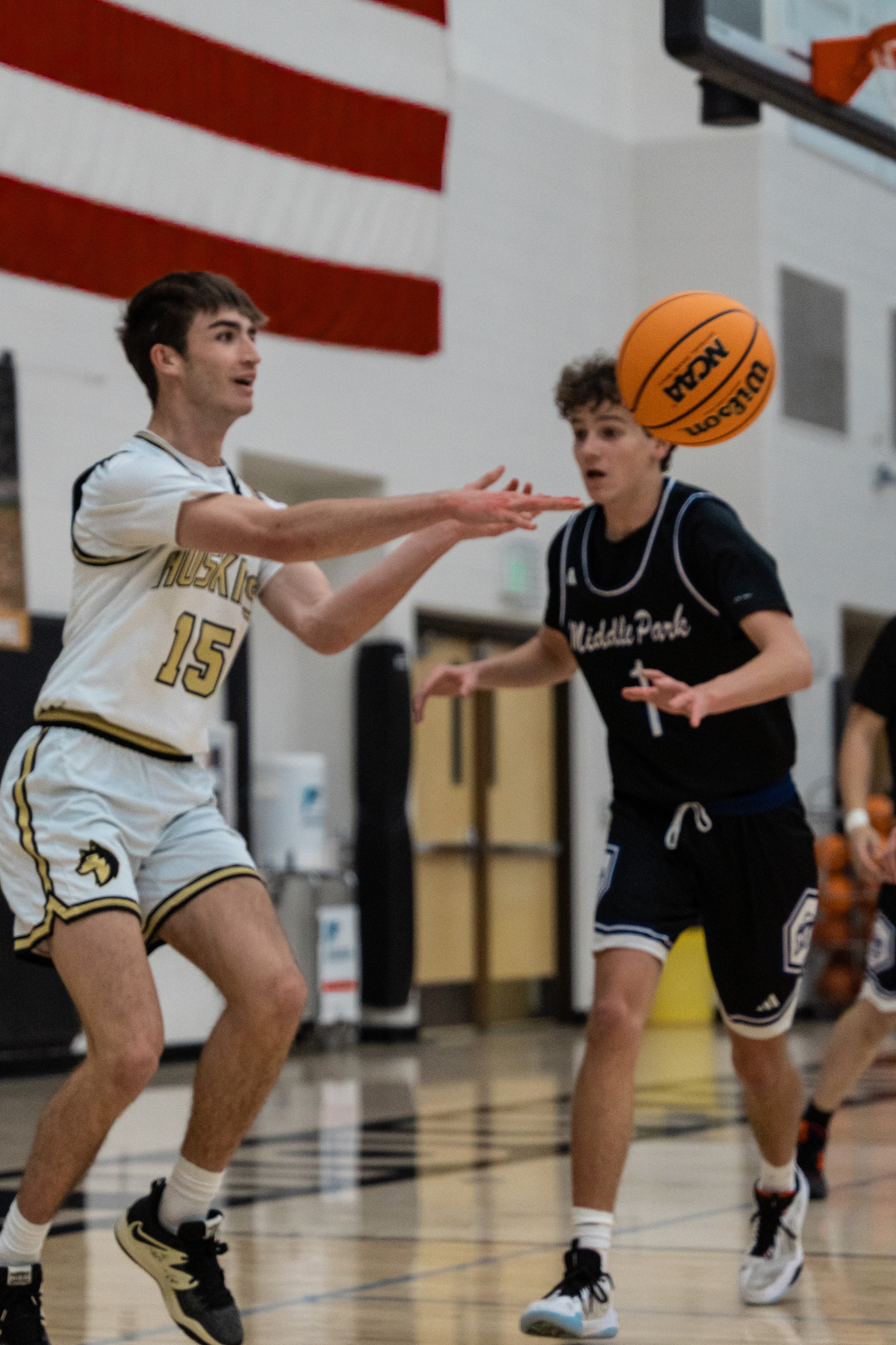 A Huskies guard sends a pass past a defender
