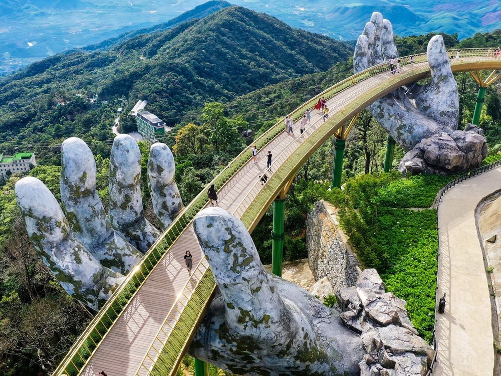 Screenshot of Vietnam Awaits You with Wonders