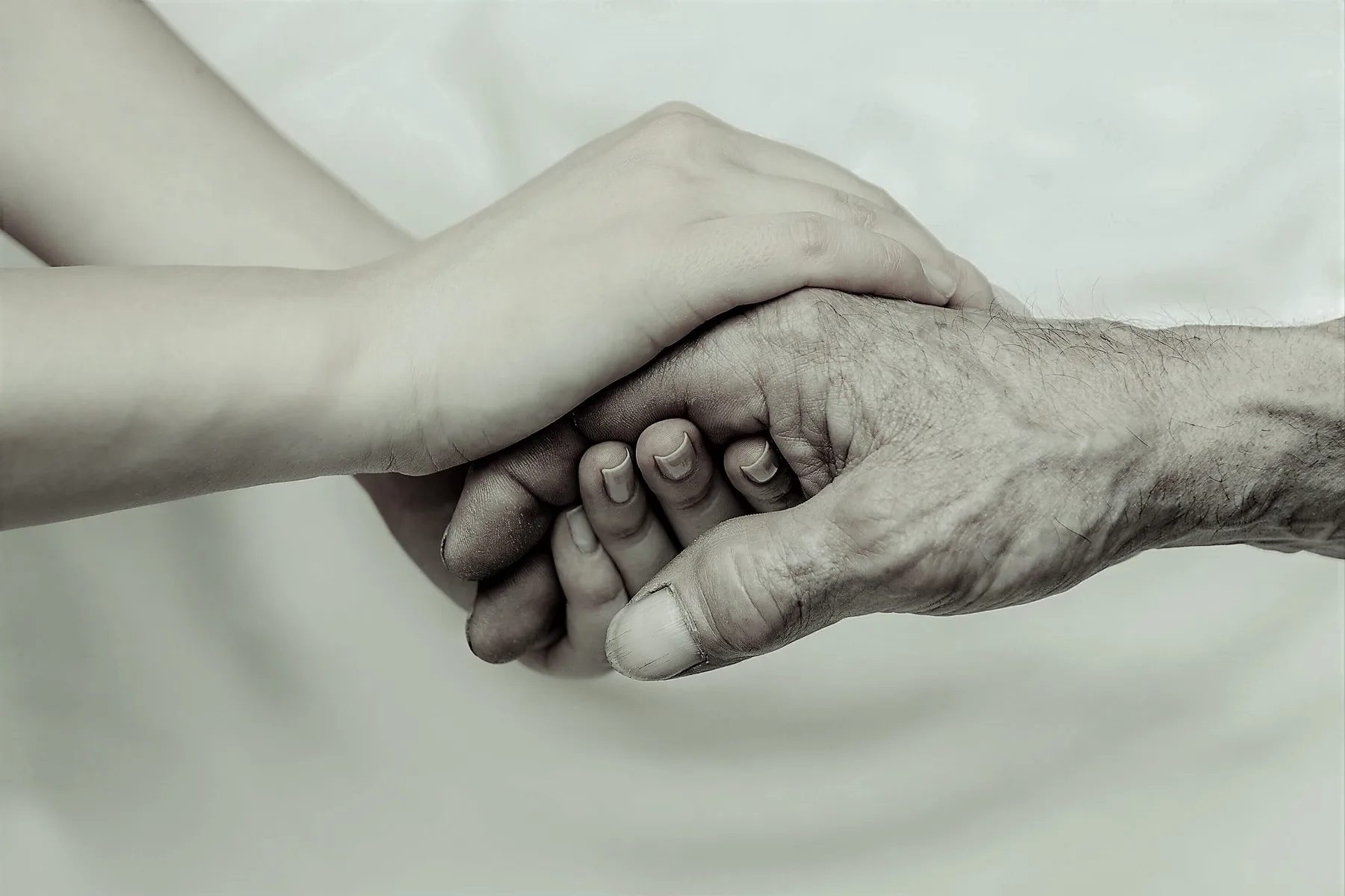 Mãos acolhidas em um gesto de cuidado e proximidade
