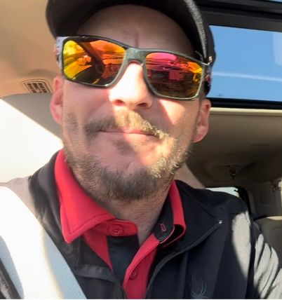 A selfie of Kris Wood wearing his NoMullys visor