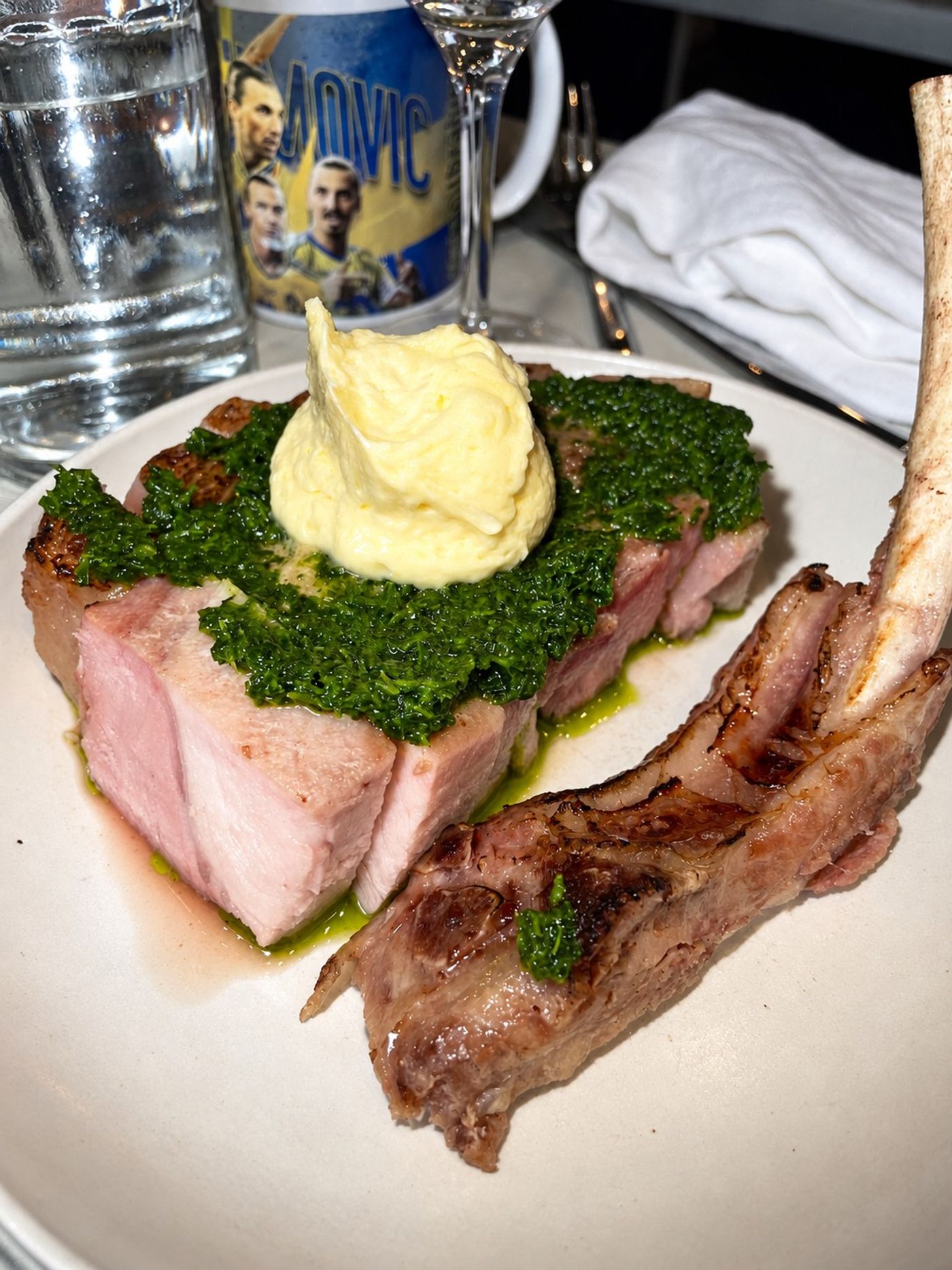 Rosastekt kotlett med örtsås och luftig hollandaise, Bar Bulot