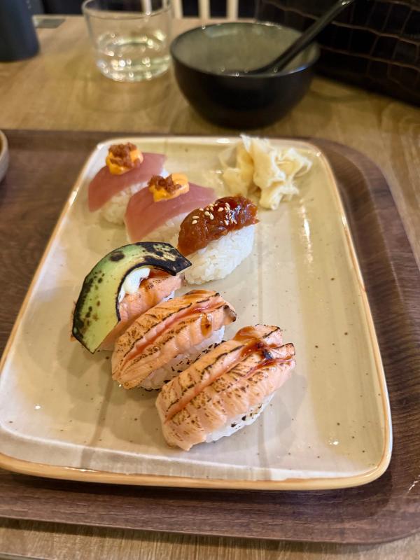 Nigiri med tonfisk, lax och grillad avokado på bricka, Sushi Lee