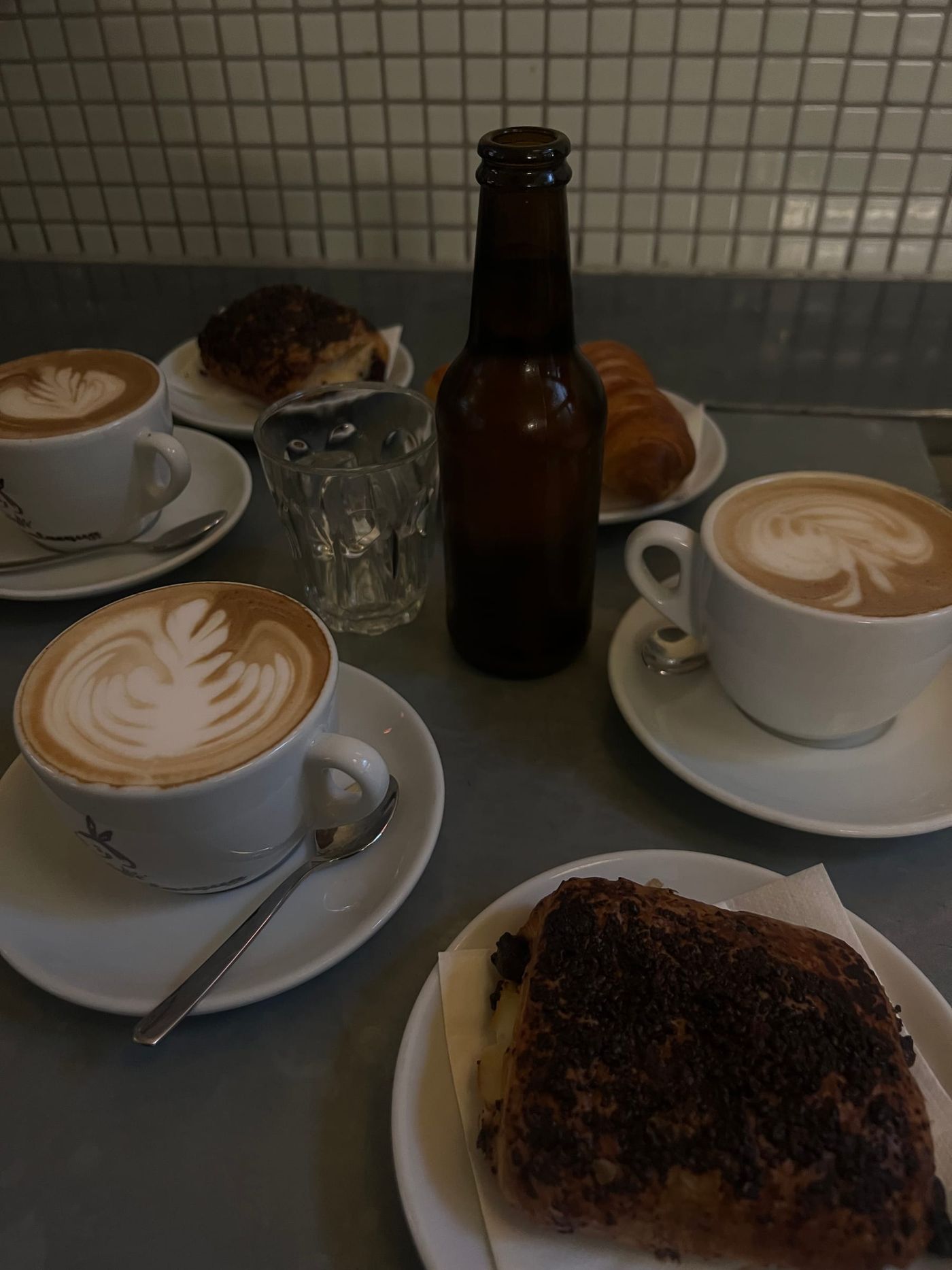 Cappuccino med latte art och bakverk på ståbordet, Bar Centro