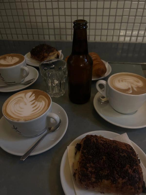 Cappuccino med latte art och bakverk på ståbordet, Bar Centro