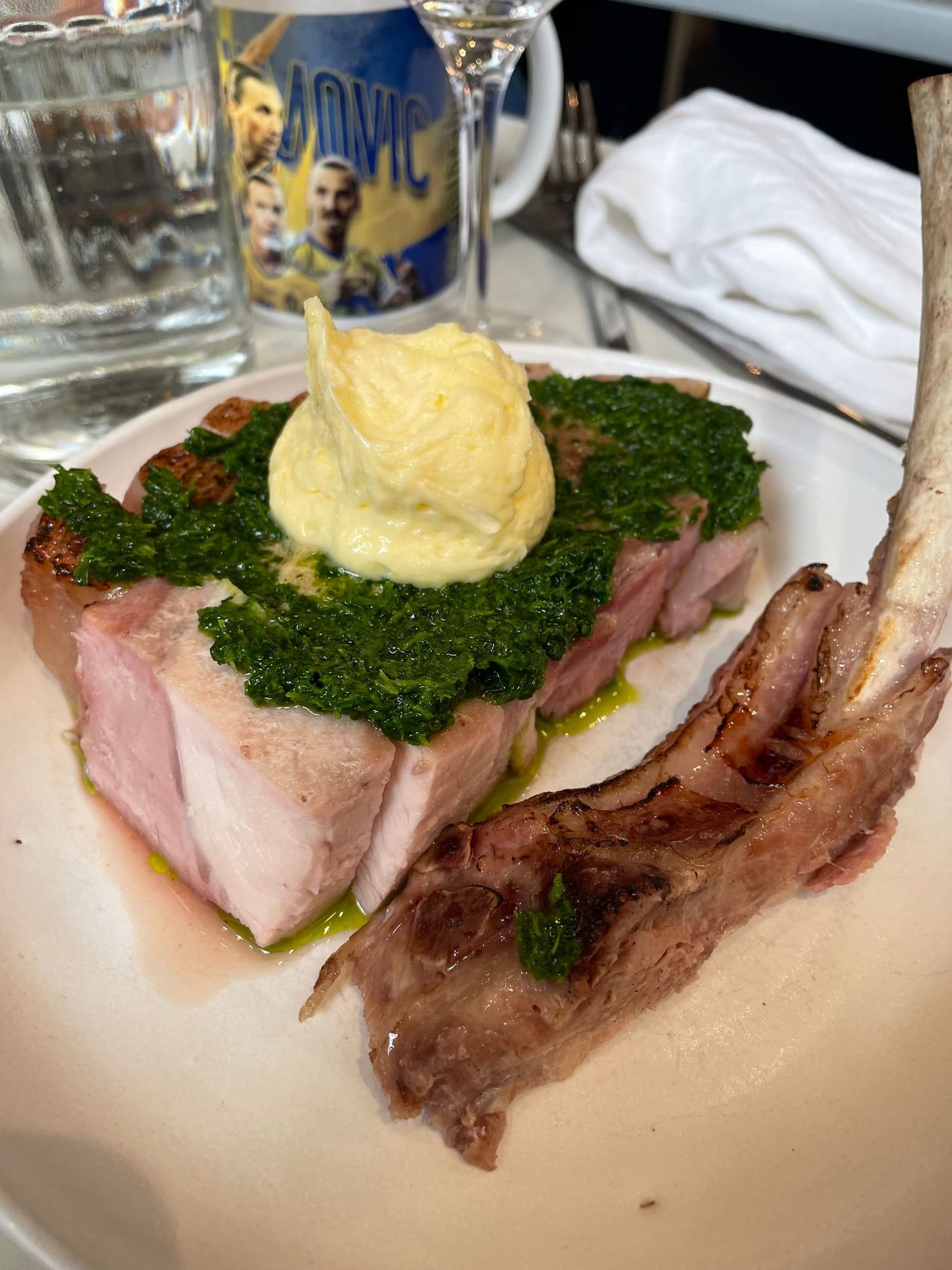 Rosastekt kotlett med örtsås och luftig hollandaise, Bar Bulot