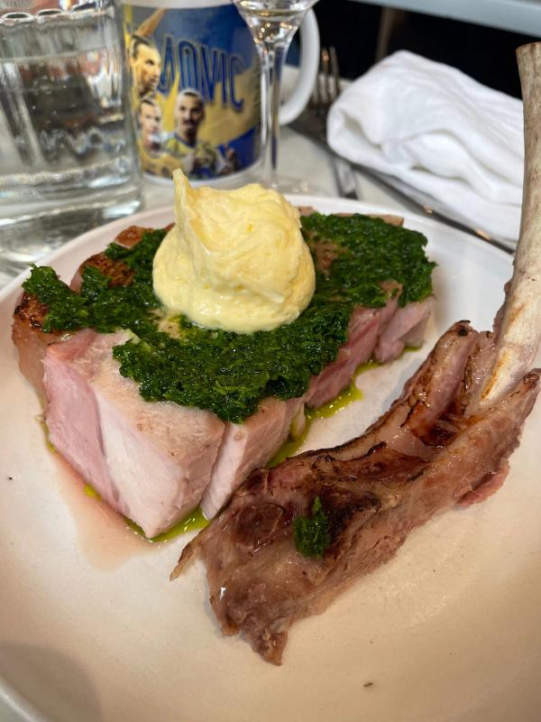 Rosastekt kotlett med örtsås och luftig hollandaise, Bar Bulot