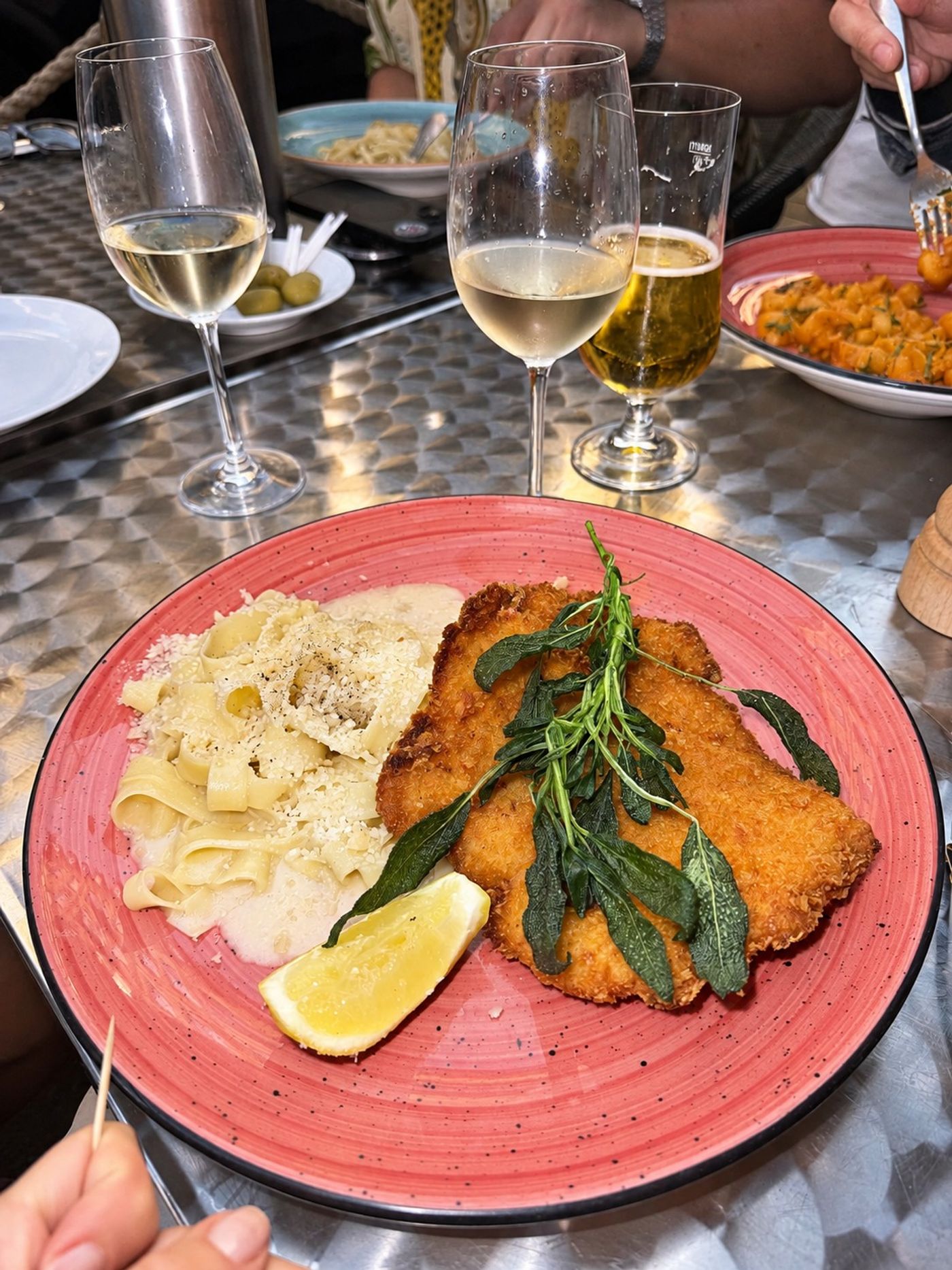 Panerad schnitzel med salvia och pasta på rosa tallrik, Posto