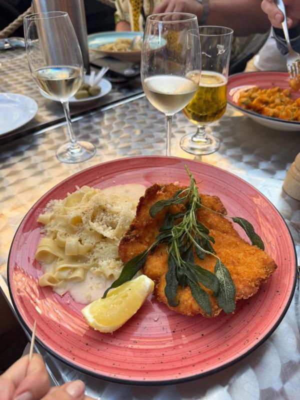 Panerad schnitzel med salvia och pasta på rosa tallrik, Posto