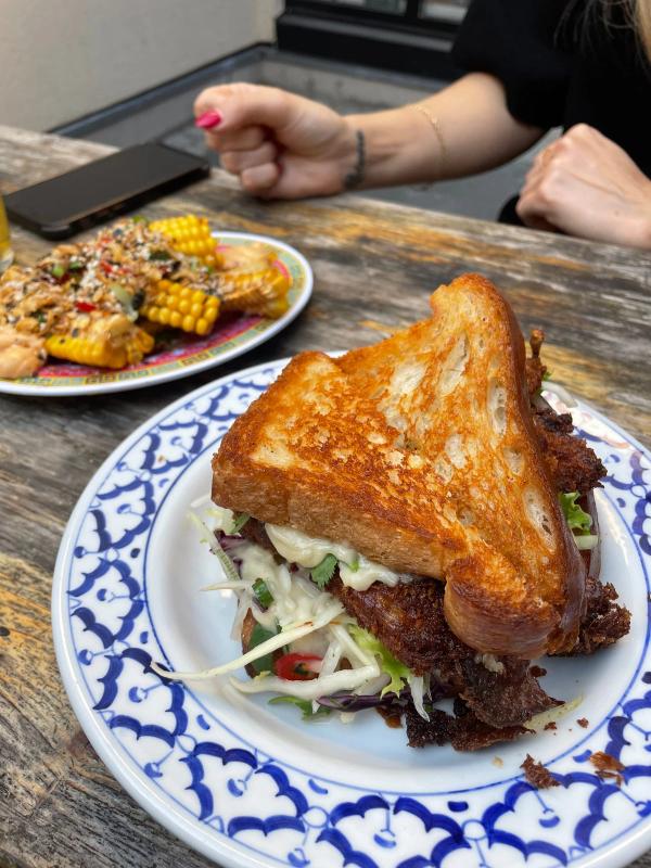 Friterad kycklingmacka i rostat bröd med coleslaw på blåmönstrad tallrik, Jinx Dynasty