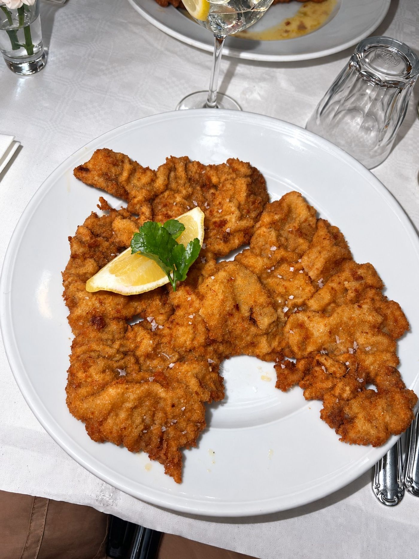 Stor panerad schnitzel med citron och persilja, Manfreds