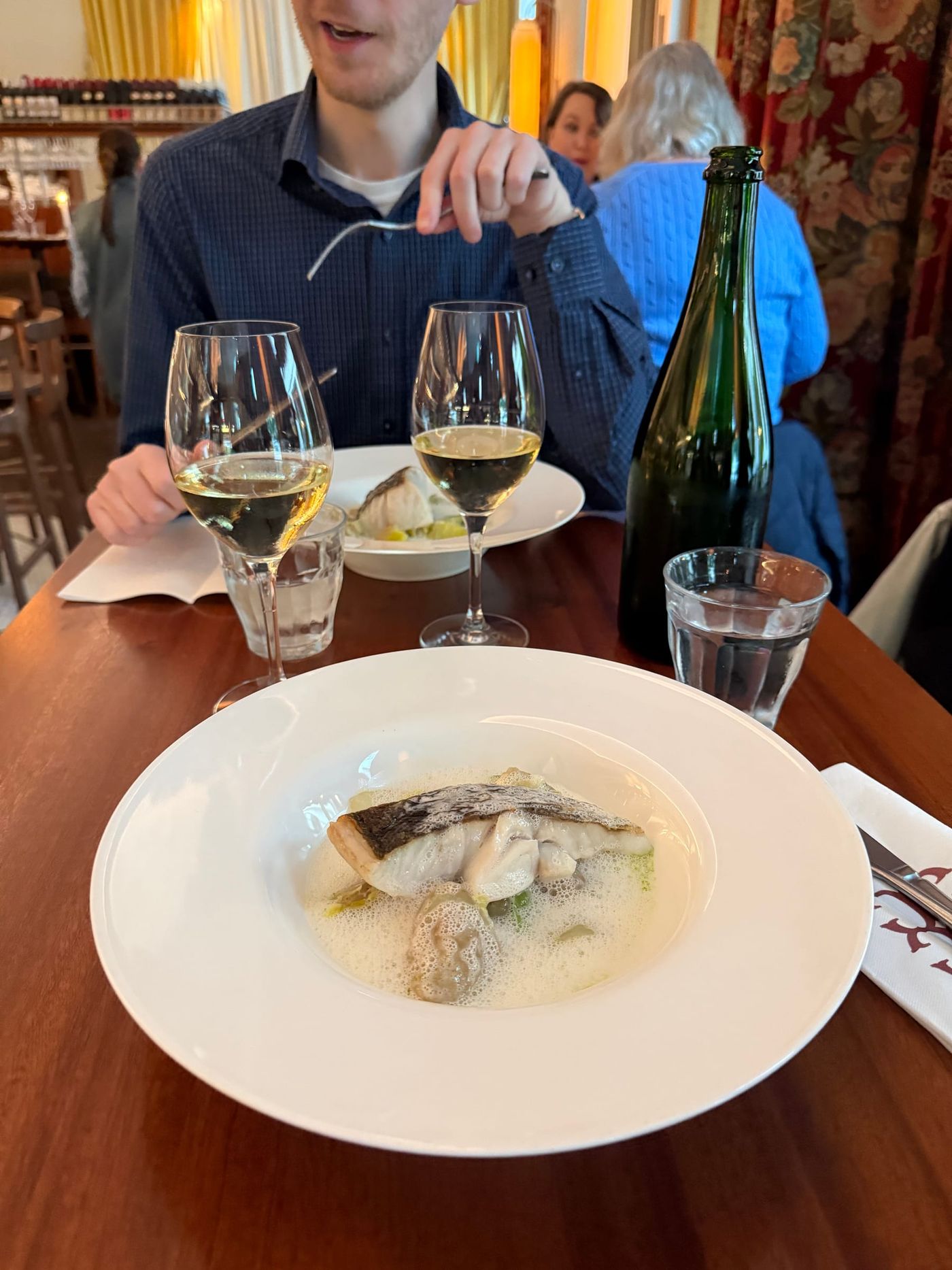 Vit fisk i skummande sås med vitt vin på trädbord, Collage