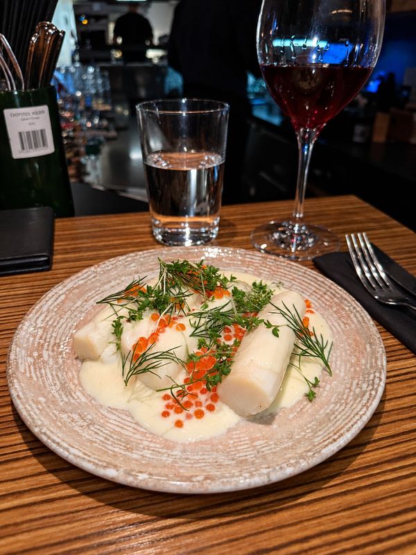 Vit fisk i ljus sås med löjrom och dill på keramiktallrik, Björnsbar
