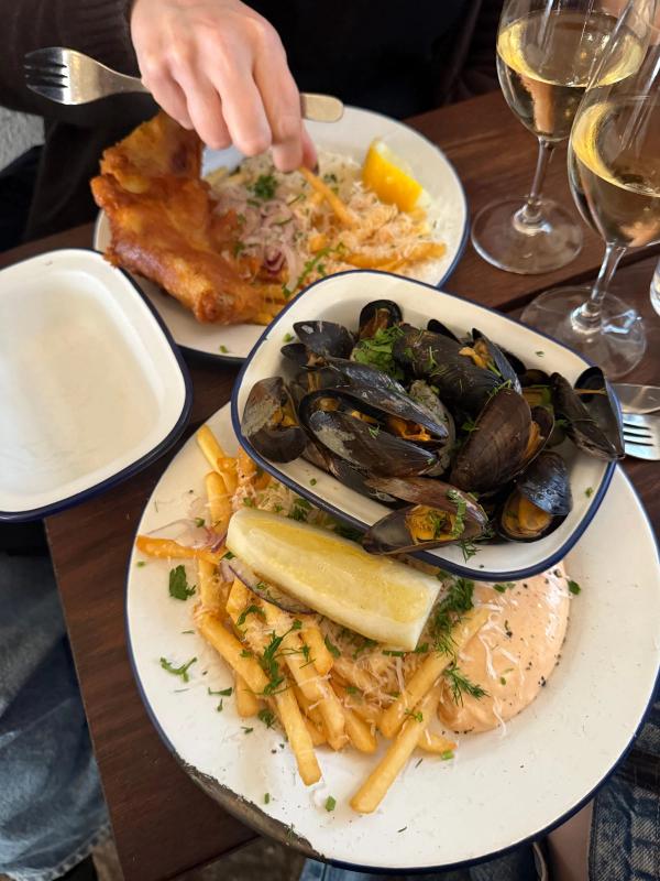 Musslor, pommes och remoulad med citron på bordet, Hasselssons