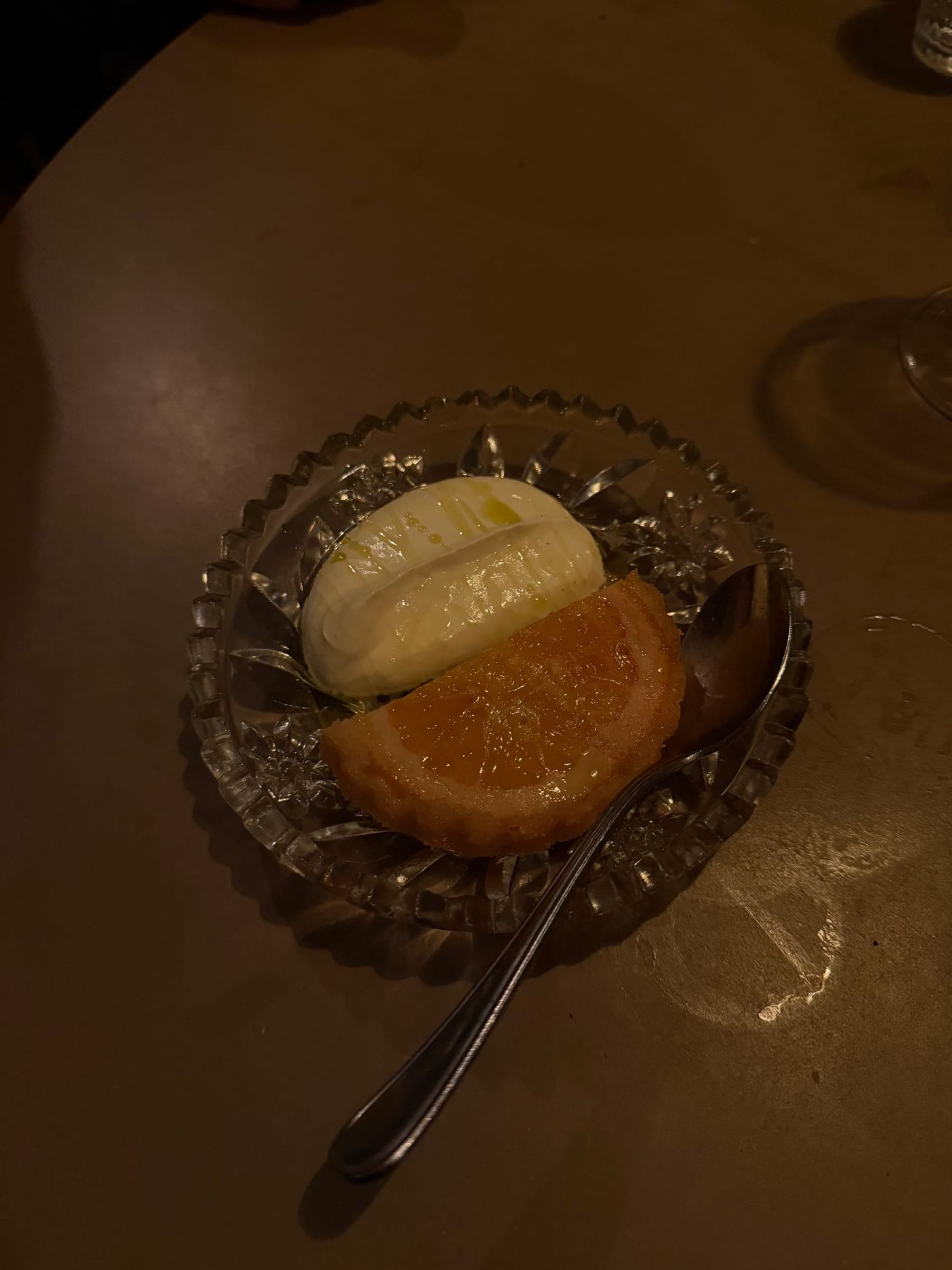 Citronskiva och syltlök i skål av pressat glas, Diket